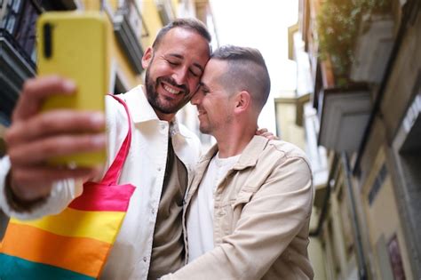 Casal Gay Tirando Foto O Celular Em Atitude Rom Ntica Na Rua Foto Premium