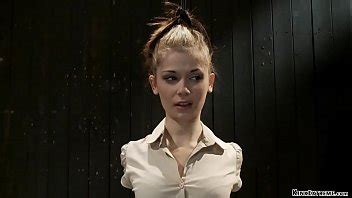 Pequeña esclava clavada contra la pared XVIDEOS