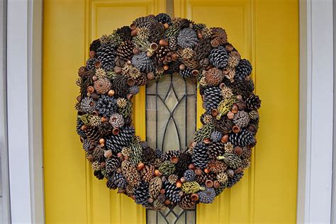 Елочные игрушки и венок из шишек. Мастер-класс