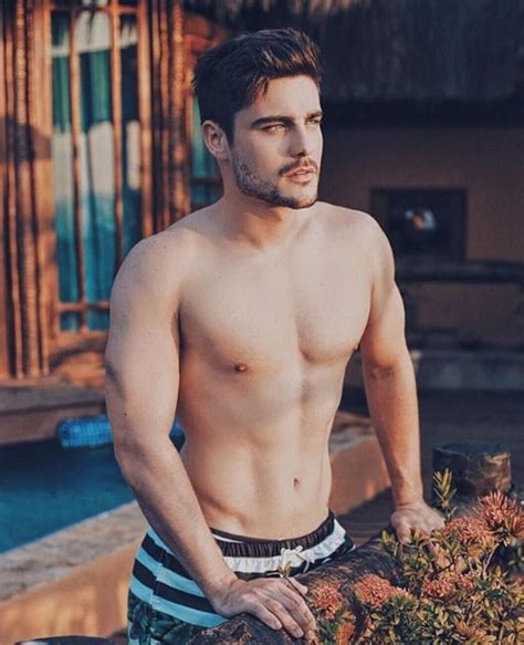 A Dona do Pedaço Guilherme Leicam garante que já foi gravado beijo gay entre Agno e Leandro MH