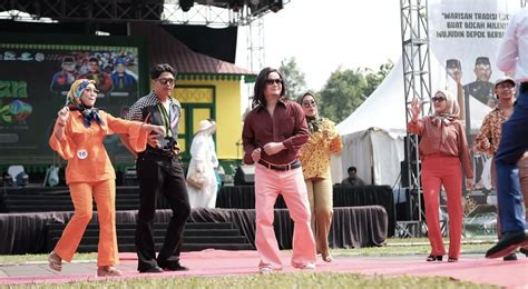 perayaan lebaran depok   hadirkan fashion show pakaian era