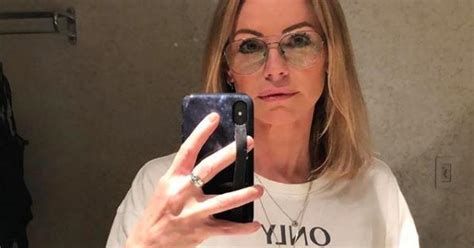 Caroline Néron plus sexy que jamais en bikini bleu dans la piscine Monde de Stars