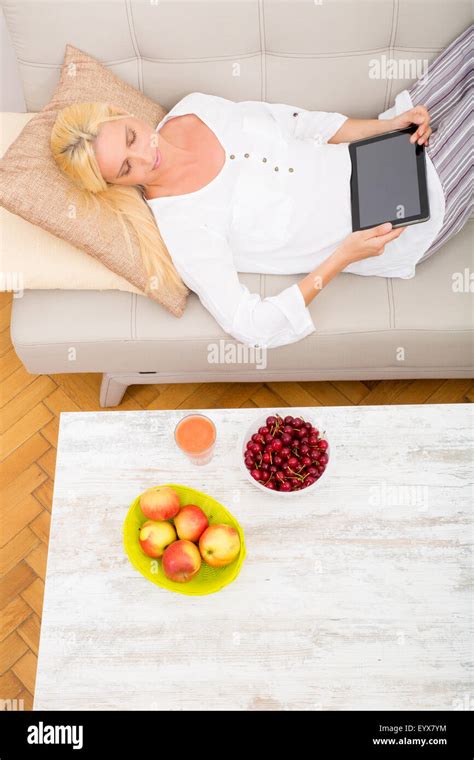 Femme Mature Allong E Sur Un Canap Banque De Photographies Et Dimages Haute R Solution Alamy