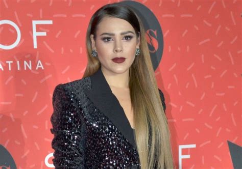 Danna Paola Descansa En Un Yate Luciendo Todo Su Cuerpo Con Un Sensual Traje De Baño Blanco