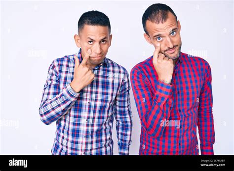 Jeune Gay Couple De Deux Hommes Portant Des V Tements D Contract S Pointant Vers L Il Vous