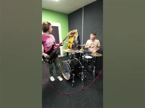 Басистка и барабанщик в ритме . 🎸 - YouTube