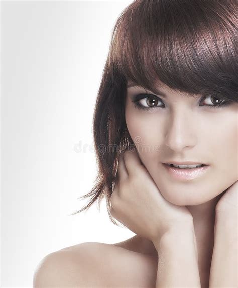 Retrato Del Brunette Joven Aislado En Blanco Imagen De Archivo Imagen De Hermoso Fondo