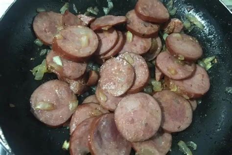 Receita rápida linguiça calabresa cebola picadinha na frigideira