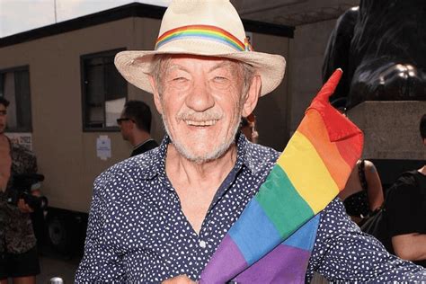 Ian McKellen alla comunità gay Dobbiamo sostenere le persone trans Gay it