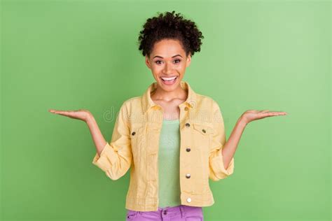 Foto De Una Jovencita Guapa Dama De Brunette Que Lleva Las Manos Con La Camisa Amarilla Aislada