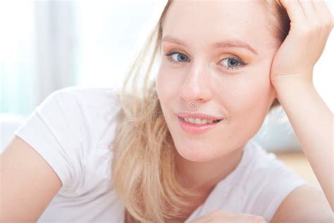 Retrato De Una Sonrisa Feliz Linda De La Mujer Joven Imagen De Archivo