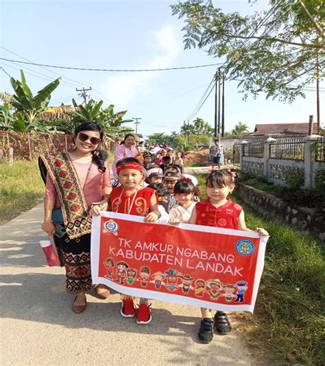 Tk Amkur Ngabang Kalbar Ikut Karnaval Budaya Dan Profesi Sesawinet
