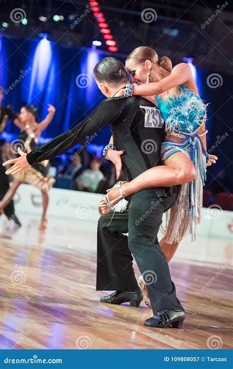 Bailarines Que Bailan La Danza Latina Fotograf A Editorial Imagen De Funcionamiento Hembra