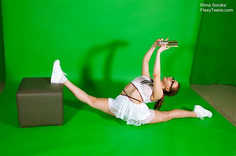 Talented Naked Gymnast Kim Nadara Spreading Legs At Fapnado