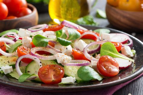 Ensalada De Las Verduras Frescas Con El Queso Feta En Una Placa Foto De