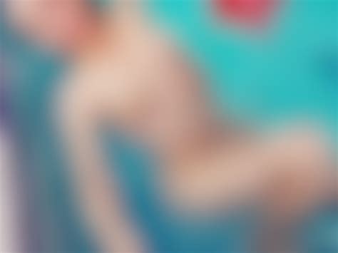 Red Long Dress and Big Tits Floating in the Pool Vidéos Porno Gratuites YouPorn