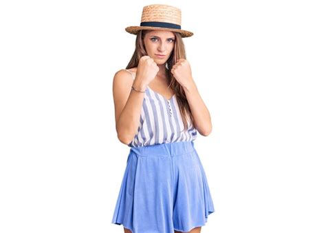Jeune Belle Femme Blonde Portant Un Chapeau D T Pr Te Se Battre Avec Le Poing Geste De