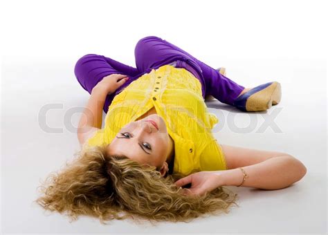 Junge Blonde Frau Auf Dem Boden Liegend In Hellen Kleidern Stock Bild Colourbox