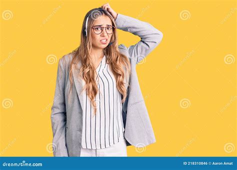 Jeune Belle Femme Blonde Portant Call Center Agent Casque Confondre Et Se Poser Des Questions