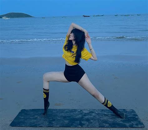 Hot girl Yoga Mai Sương mê mẩn xoạc chân tạo dáng khó trên cát lún