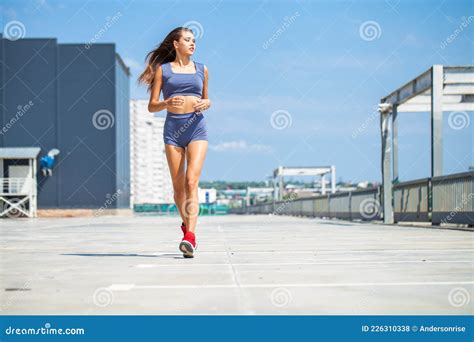 Portrait D Une Jeune Belle Femme En Bikini Bleu Photo Stock Image Du Copie Fille 226310338