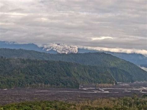 Alerta de caída de ceniza en dos provincias por erupción del volcán