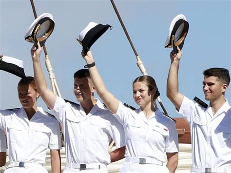 La Princesa Leonor Fotografiada En Bikini En Las Playas De Uruguay Y Con Amigos En Las