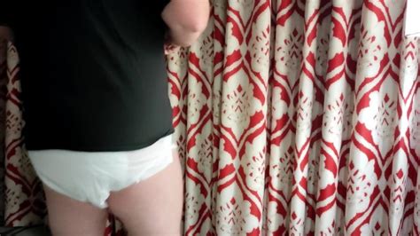 我被要求穿着尿布站在窗前 Pornhub Gay