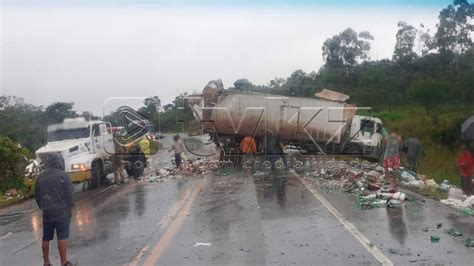 TV KZ Caminhão tomba e deixa BR 262 interditada entre Campos Altos MG