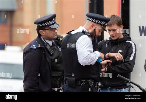 Bexleyheath, Kent, UK. 08th June, 2020. Police stop and search
