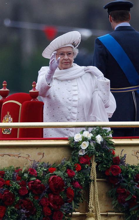 Do Sex Pistols Aos Simpsons A Rainha Elizabeth Ii Na Cultura Popular