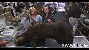 Belleza está abriendo su cuerpo para tener sexo no profesional en la tienda XVIDEOS