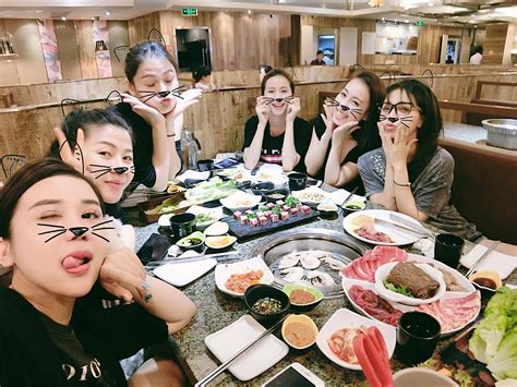 Hội hot girl bỉm sữa thân nhau 10 năm khoe ảnh du lịch đẹp như mơ khiến dân tình hết lời khen ngợi