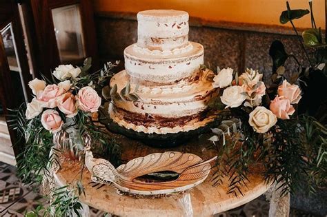 Bolo de casamento semi naked seria esse o tipo ideal para você