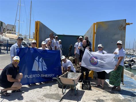 Más de media tonelada de basura retirada del puerto deportivo de Puerto