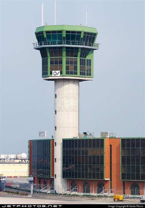 Aeropuerto de Nápoles Capodichino Megaconstrucciones Extreme Engineering