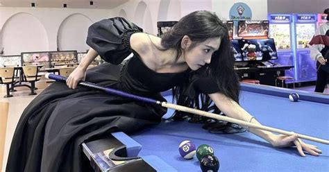 Đu trend đi siêu thị xưa rồi hot girl nổi tiếng diện đầm công chúa nằm tạo dáng ngay trên bàn bi a