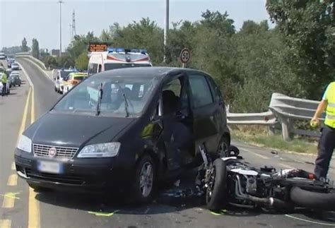 In moto contro unauto lo schianto è fatale