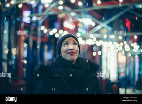 Fille Blonde Cheveux Courts Sur Times Square Banque De Photographies Et Dimages Haute