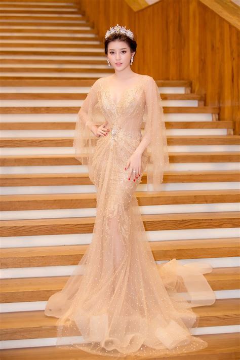 Thời trang Sao Những bộ đầm nude quá nhìn mãi không ra của sao Việt