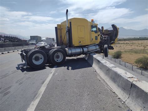 Queda Tráiler A Punto De Caer De Puente En Escobedo Posta Nuevo León