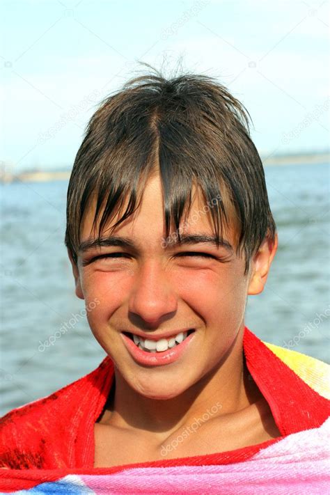 Adolescente En La Playa Fotografía De Stock © Sabphoto 1332631