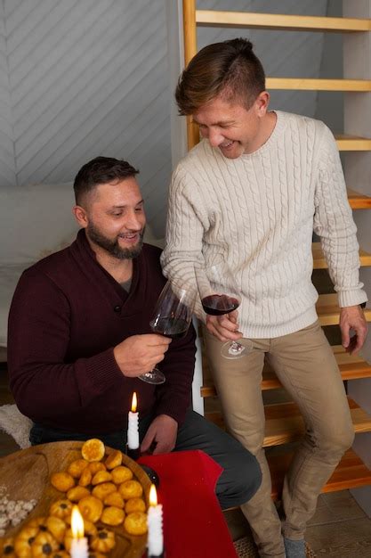 Pareja Gay Pasando Tiempo Con La Familia Foto Gratis