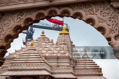 arsitektur kubah kuil india kuno  siang hari  sudut