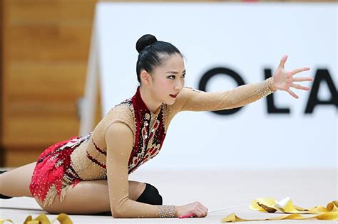 演技を披露するリオデジャネイロ五輪新体操団体日本代：畠山愛理さん 写真特集：時事ドットコム