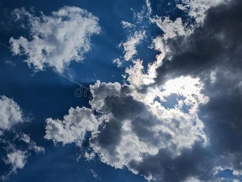 El Volar En Nubes Foto De Archivo Imagen De Suburbio 86371986