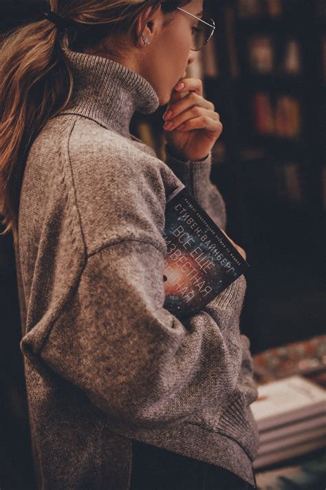Девушка с книгой | Портретные позы выпускников, Книжная фотография ...