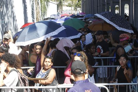 Fãs enfrentam fila de mais de 14 horas para comprar ingressos para show