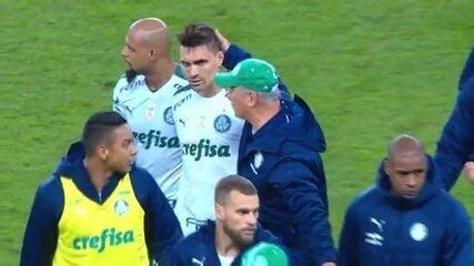 Moisés é amparado após pênalti perdido no Palmeiras Willian diz