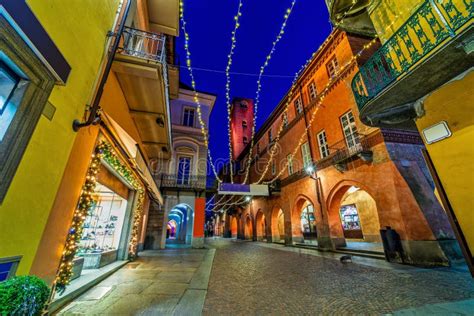 Calle Peatonal Empedrada Iluminada Por La Noche Imagen Editorial